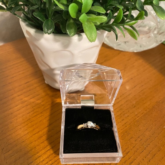 Engagement Ring Pre owned - Picture 4 of 9